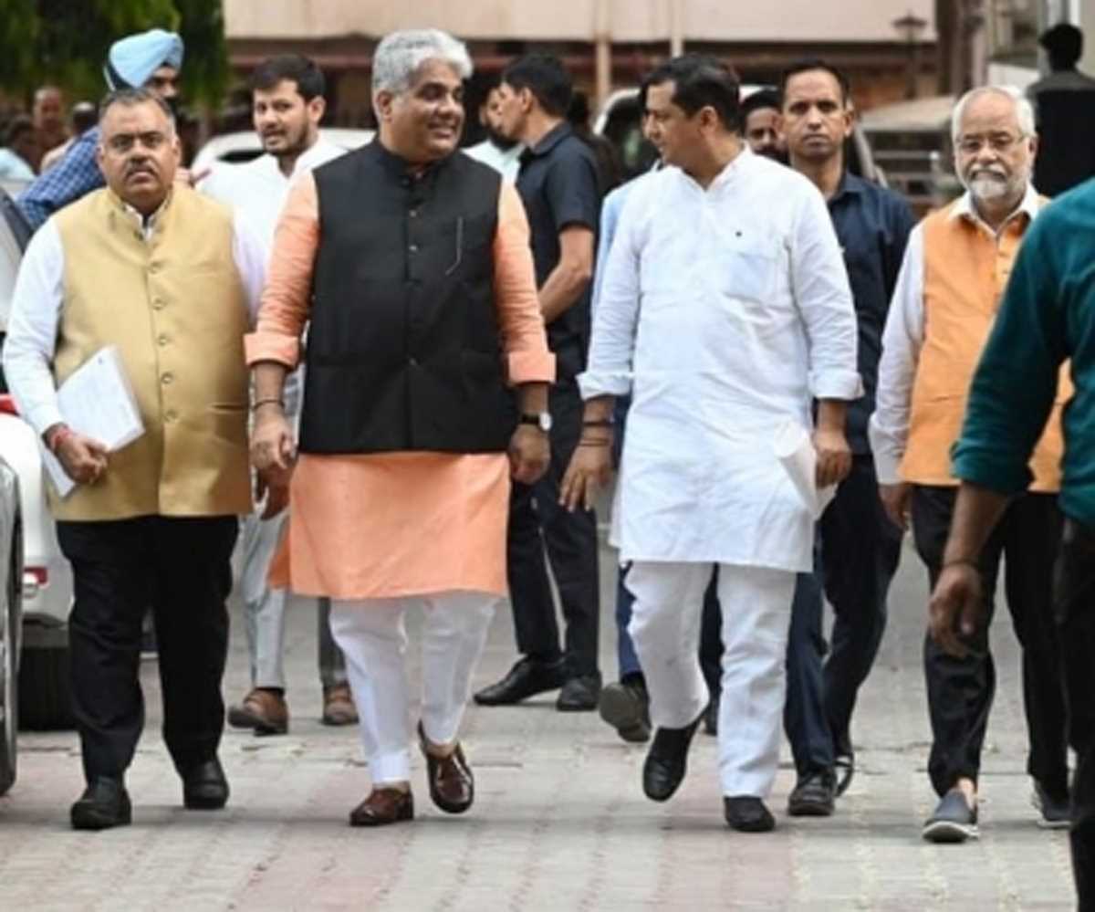 भाजपा ने चुनाव आयोग से खरगे के खिलाफ एफआईआर दर्ज करने और कर्नाटक में प्रचार करने पर रोक लगाने की मांग की